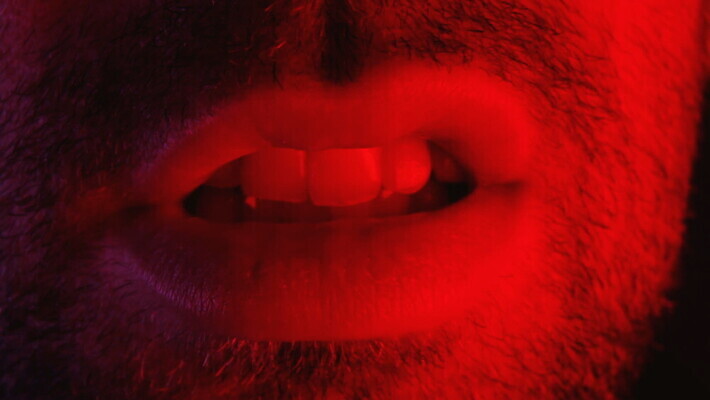 백인 1 응시 남자 감정 얼굴 수염 스트레스 한명 사람 성인 빨간색 머리 카메라 어둠 외침 고통 분노 표현 입 폭력 좌절 닫기 치아 불만 나쁜 공격적 부정적 비명 심각 표현성 MOV 해외동영상 클립영상 서양인 시선 컬러 컨셉 모션 신체부위 전자제품 소리 소화기관 사회이슈 동영상 파일형식