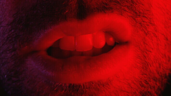 백인 1 응시 남자 감정 얼굴 수염 스트레스 한명 사람 성인 빨간색 머리 카메라 어둠 외침 고통 분노 표현 입 폭력 좌절 닫기 치아 불만 나쁜 공격적 부정적 비명 심각 표현성 MOV 해외동영상 클립영상 서양인 시선 컬러 컨셉 모션 신체부위 전자제품 소리 소화기관 사회이슈 동영상 파일형식