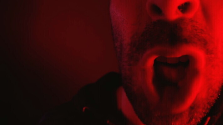 백인 응시 남자 감정 얼굴 수염 스트레스 한명 사람 성인 빨간색 머리 카메라 어둠 외침 고통 분노 표현 입 폭력 좌절 닫기 불만 나쁜 공격적 부정적 비명 심각 표현성 MOV 해외동영상 클립영상 서양인 1 시선 컬러 컨셉 모션 신체부위 전자제품 소리 사회이슈 동영상 파일형식