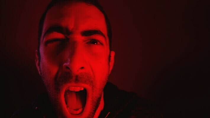 백인 응시 남자 감정 얼굴 수염 스트레스 한명 사람 성인 빨간색 머리 카메라 어둠 외침 고통 분노 표현 입 폭력 좌절 닫기 불만 나쁜 공격적 부정적 비명 심각 표현성 MOV 해외동영상 클립영상 서양인 1 시선 컬러 컨셉 모션 신체부위 전자제품 소리 사회이슈 동영상 파일형식