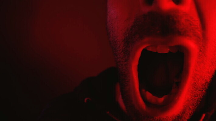 백인 응시 남자 감정 얼굴 수염 스트레스 한명 사람 성인 빨간색 머리 카메라 어둠 외침 고통 분노 표현 입 폭력 좌절 닫기 불만 나쁜 공격적 부정적 비명 심각 표현성 MOV 해외동영상 클립영상 서양인 1 시선 컬러 컨셉 모션 신체부위 전자제품 소리 사회이슈 동영상 파일형식