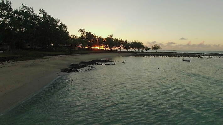나무 바다 섬 여행 자연 하늘 휴가 안테나 사람없음 물 파란색 일몰 저녁 장면 스카이라인 석호 항공촬영 드론 모리셔스 수평선 4K MOV 해외동영상 클립영상 자연요소 식물 뷰포인트 컬러 통신 노을 야간 생태계 동영상 파일형식