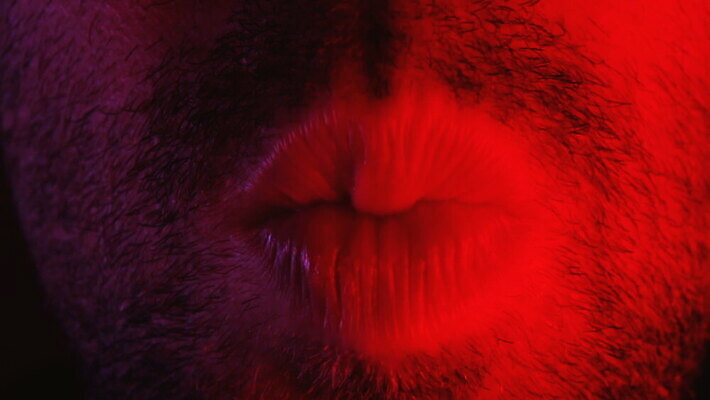 백인 응시 남자 감정 얼굴 포즈 친절 수염 키스 한명 사람 성인 빨간색 섹시 어둠 낭만 표현 입 닫기 불기 유혹 입술 열정 도발 성욕 MOV 해외동영상 클립영상 서양인 1 시선 컬러 컨셉 모션 신체부위 애정표현 동영상 욕망 파일형식