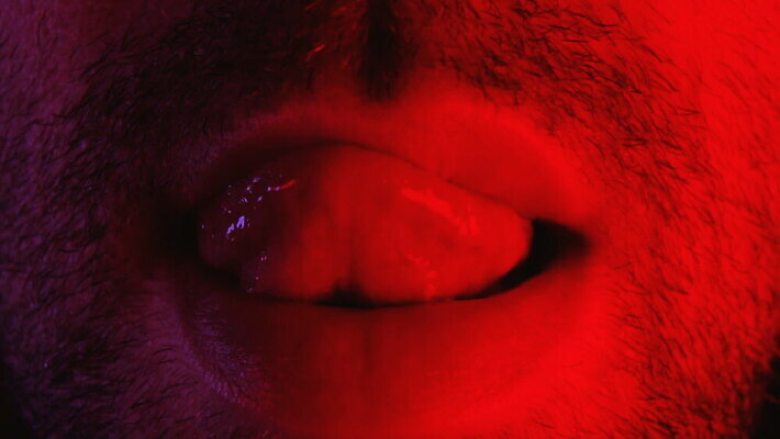 백인 응시 남자 감정 얼굴 포즈 수염 사랑 한명 사람 성인 빨간색 섹시 어둠 낭만 표현 자신감 입 닫기 맛 핥기 유혹 혀 입술 열정 도발 성욕 MOV 해외동영상 클립영상 서양인 1 시선 컬러 컨셉 모션 신체부위 동영상 욕망 파일형식