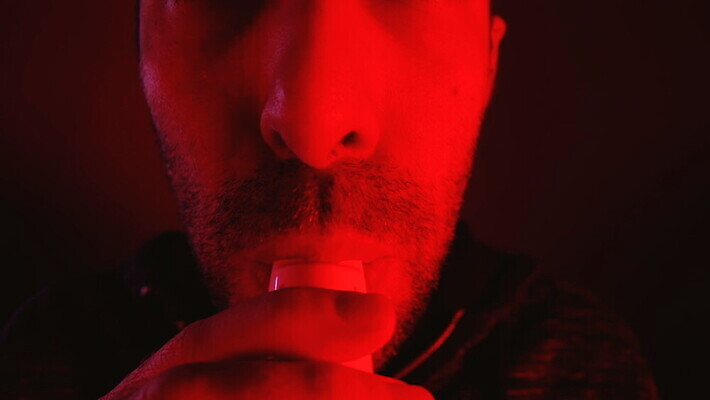 백인 남자 건강 한명 사람 성인 치료 빨간색 약 어둠 고통 호흡기관 닫기 호흡 질병 상처 공격 문제 테라피 알레르기 기침 돌봄 증상 천식 트러블 해로움 MOV 해외동영상 클립영상 서양인 1 감정 컬러 컨셉 의학 모션 뷰티 장기_의학 동영상 파일형식