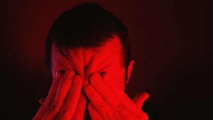 백인 손 남자 감정 얼굴 스트레스 건강 피곤 한명 사람 20대 성인 빨간색 30대 야자수 머리 건강관리 어둠 고통 슬픔 사찰 닫기 질병 상처 두통 긴장 부담 편두통 MOV 해외동영상 클립영상 서양인 나무 1 컬러 컨셉 의학 종교건축 모션 관리 청년 신체부위 장년 동영상 파일형식