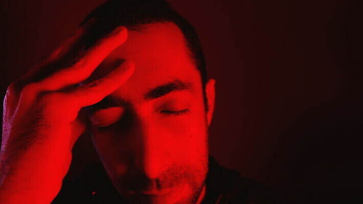 백인 손 남자 감정 얼굴 스트레스 건강 피곤 한명 사람 20대 성인 빨간색 30대 야자수 머리 건강관리 어둠 고통 슬픔 사찰 닫기 질병 상처 두통 긴장 부담 편두통 MOV 해외동영상 클립영상 서양인 나무 1 컬러 컨셉 의학 종교건축 모션 관리 청년 신체부위 장년 동영상 파일형식