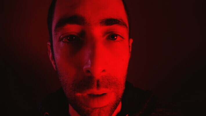 백인 1 응시 남자 감정 얼굴 수염 스트레스 한명 사람 성인 빨간색 어둠 슬픔 표현 실패 좌절 닫기 호흡 고민 걱정 문제 후회 긴장 심각 압력 우울감 우울증 트러블 MOV 해외동영상 클립영상 서양인 시선 컬러 컨셉 모션 신체부위 질병 동영상 파일형식