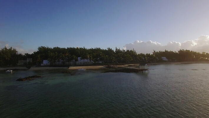 바다 섬 여행 밭 농업 자연 휴가 주택 안테나 파노라마 사람없음 물 파란색 농경지 항구 빌라 순수 휴양지 장면 항공촬영 드론 모리셔스 4K MOV 해외동영상 클립영상 자연요소 산업 뷰포인트 컬러 컨셉 통신 교통시설 촬영기법 건물 농장 장소 생태계 동영상 파일형식