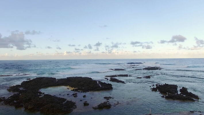 파도 바다 자연 하늘 휴가 안테나 사람없음 물 검은색 웨이브 화산 장면 스카이라인 항공촬영 드론 모리셔스 수평선 4K MOV 해외동영상 클립영상 자연요소 뷰포인트 컬러 통신 산 생태계 동영상 파일형식