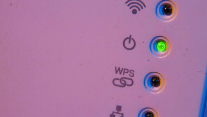 인터넷 통신 사람없음 초록색 빛 컴퓨터 디지털 자료 장비 네트워크 고리 닫기 콘센트 전기에너지 지시 연결 접속 무선전화기 속도 신호 와이파이 온라인 랜 모뎀 서버 네트워킹 주도 4K 깜빡이다 MOV 해외동영상 클립영상 컬러 모션 전자제품 에너지 예절 전화기 무선인터넷 동영상 파일형식