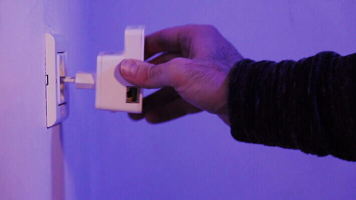 백인 손 남자 벽 인터넷 통신 손가락 주택 실내 사람 사무실 디지털 자료 장비 네트워크 닫기 콘센트 플러그 연결 접속 무선전화기 신호 와이파이 전자 언론 모뎀 방화벽 삽입 MOV 해외동영상 클립영상 서양인 비즈니스 모션 내부 건물 신체부위 전화기 무선인터넷 동영상 파일형식