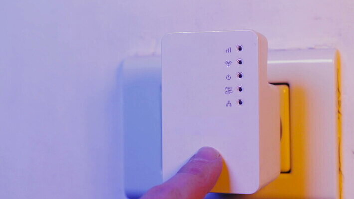 백인 손 남자 선 벽 인터넷 통신 손가락 주택 안테나 사람 사람없음 사무실 자료 장비 네트워크 닫기 콘센트 연결 접속 무선전화기 오브젝트 신호 와이파이 전자 언론 랜 모뎀 방화벽 MOV 해외동영상 클립영상 서양인 비즈니스 모션 건물 신체부위 전화기 무선인터넷 동영상 파일형식