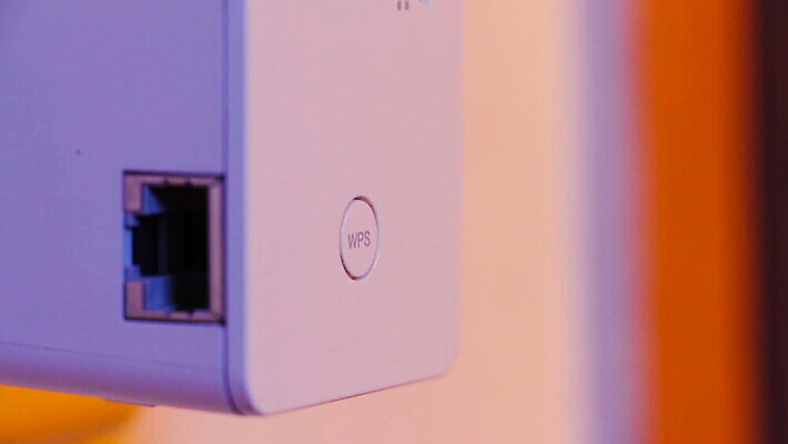 백인 손 남자 선 벽 인터넷 통신 손가락 주택 안테나 사람 사람없음 사무실 자료 장비 네트워크 닫기 콘센트 연결 접속 무선전화기 오브젝트 신호 와이파이 전자 언론 랜 모뎀 방화벽 MOV 해외동영상 클립영상 서양인 비즈니스 모션 건물 신체부위 전화기 무선인터넷 동영상 파일형식