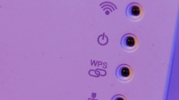 벽 인터넷 통신 모션 주택 안테나 사람없음 초록색 빛 컴퓨터 사무실 디지털 자료 장비 네트워크 닫기 콘센트 지시 연결 접속 무선전화기 심볼 속도 신호 와이파이 전자 온라인 랜 모뎀 서버 네트워킹 주도 MOV 해외동영상 클립영상 컬러 비즈니스 건물 전자제품 예절 전화기 무선인터넷 동영상 파일형식