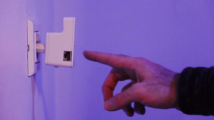 백인 손 남자 선 벽 인터넷 통신 손가락 주택 안테나 사람 사무실 자료 장비 네트워크 닫기 콘센트 연결 접속 무선전화기 오브젝트 신호 와이파이 전자 언론 랜 모뎀 방화벽 MOV 해외동영상 클립영상 서양인 비즈니스 모션 건물 신체부위 전화기 무선인터넷 동영상 파일형식