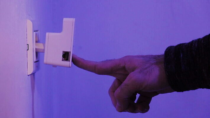 백인 손 남자 선 벽 인터넷 통신 손가락 주택 안테나 사람 사무실 자료 장비 네트워크 닫기 콘센트 연결 접속 무선전화기 오브젝트 신호 와이파이 전자 언론 랜 모뎀 방화벽 MOV 해외동영상 클립영상 서양인 비즈니스 모션 건물 신체부위 전화기 무선인터넷 동영상 파일형식