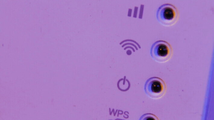 벽 인터넷 통신 모션 주택 안테나 사람없음 초록색 빛 컴퓨터 사무실 디지털 자료 장비 네트워크 닫기 콘센트 지시 연결 접속 무선전화기 심볼 속도 신호 와이파이 전자 온라인 랜 모뎀 서버 네트워킹 주도 MOV 해외동영상 클립영상 컬러 비즈니스 건물 전자제품 예절 전화기 무선인터넷 동영상 파일형식