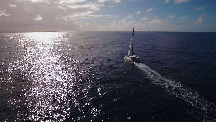 바다 요트 휴가 항해 사람없음 햇빛 반사 항공촬영 수평선 4K MOV 해외동영상 클립영상 뷰포인트 배_교통 태양 동영상 파일형식