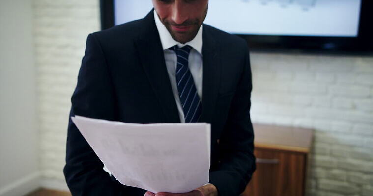 응시 남자 사업가 성공 그래프 영국 잉글랜드 실내 작업복 한명 미소 웃음 성인 30대 사무실 잡기 비즈니스맨 심볼 런던 문서 4K 틸트업 MOV 해외동영상 클립영상 직업 1 시선 옷 유럽 컨셉 비즈니스 모션 촬영기법 표정 사람 내부 장년 직장인 동영상 파일형식