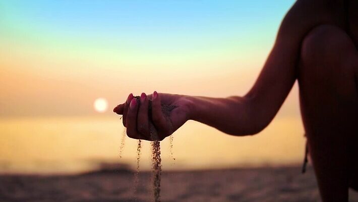 손 여자 실루엣 모래 바다 사람 야외 아웃포커스 햇빛 일출 일몰 잡기 MP4 해외동영상 슬로모션 클립영상 모션 촬영기법 신체부위 태양 노을 동영상 파일형식