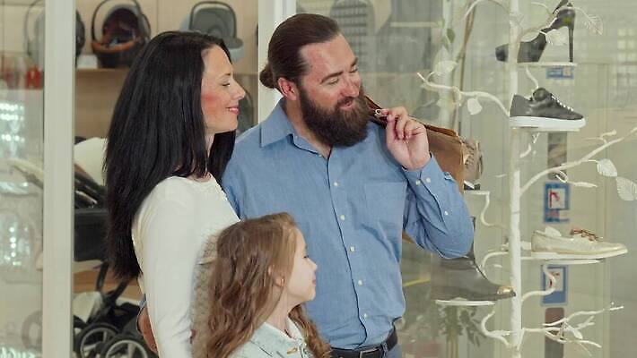 라이프스타일 커플 딸 행복 어린이 결혼 통신 가족 엄마 남편 휴가 함께함 사랑 세명 부모 판매 세일 상점 아내 아빠 구매 쇼핑몰 신학기 주말 소매 매각 유대감 4K MOV 해외동영상 클립영상 감정 컨셉 관계 사람 이벤트 생활 쇼핑 동영상 파일형식