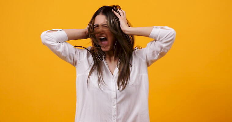 모델 라이프스타일 응시 여자 감정 얼굴 백그라운드 오렌지 모션 스트레스 갈색머리 실내 관리 사람 성인 뷰티 노란색 머리 외침 금지 분노 표현 입 좌절 상처 시끄러움 동영상 나쁜 고립 공격적 비명 4K MOV 해외동영상 클립영상 헤어스타일 시선 컬러 컨셉 과일 내부 생활 신체부위 소리 파일형식