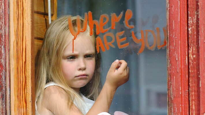 손 응시 얼굴 어린이 밧줄 창문 주택 한명 서기 빛 반사 유치원 놀이방 꿈 방 슬픔 가을 표현 아기 블라인드 입 기다림 실 고독 보호 입술 셔터 우울감 우울증 혼자 4K MOV 해외동영상 클립영상 1 시선 계절 교육 감정 줄 컨셉 모션 사람 건물 신체부위 커튼 질병 동영상 파일형식