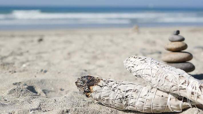 식물 모래 파도 바다 로우앵글 포장 건조 사람없음 물 파란색 쌓기 평화 조약돌 흰색 마음 막대기 닫기 연기 소프트포커스 균형 허브 보따리 피라미드 보케 향기 아로마 아로마테라피 흙더미 연소 구성 세이지 평형 4K MP4 해외동영상 클립영상 자연요소 건축물 뷰포인트 컬러 컨셉 모션 촬영기법 수영 흙 돌_바위 냄새 테라피 동영상 랜드마크 파일형식 더미