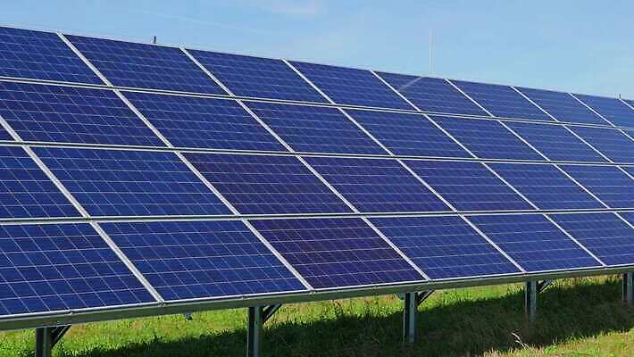 산업 선 농업 자연 하늘 미래 세포 사람없음 야외 초록색 파란색 햇빛 태양 농장 반사 환경 힘 발전기 에너지 시골 판넬 역 보호 배열 에코 하이테크 태양에너지 시스템 집열판 자원 세대 패널 혁명 생태학 설치 수집가 효율 4K MP4 해외동영상 클립영상 자연요소 직업 교육 컬러 컨셉 교통시설 기술 발전소 그린에너지 생태계 동영상 파일형식