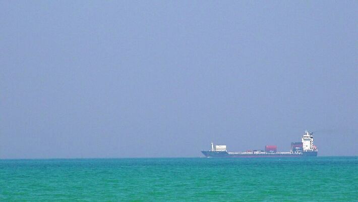 산업 바다 비즈니스 교통시설 하늘 항해 사람없음 물 파란색 글로벌 항구 장비 거래 에너지 화물 시간 보트 석유 상품 큼 컨테이너 무역 함선 상업 화석 가스 포트 무거움 물류 루트 수입 유조선 화학물질 수평선 4K HD 타임랩스 MP4 해외동영상 클립영상 자연요소 컬러 교통 배_교통 촬영기법 운송업 화학 무게 크기 시설 동영상 파일형식