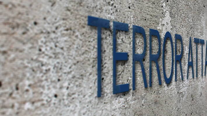 라이프스타일 벽 백그라운드 컨셉 텍스트 타이포그라피 사람없음 단어 3D 디지털 죽음 기록 그룹 공격 무서움 위협 싸움 공포 문제 그만 돌봄 위기 테러리스트 MOV 해외동영상 클립영상 문자 감정 모션 생활 범죄인 디지털합성 동영상 테러 파일형식