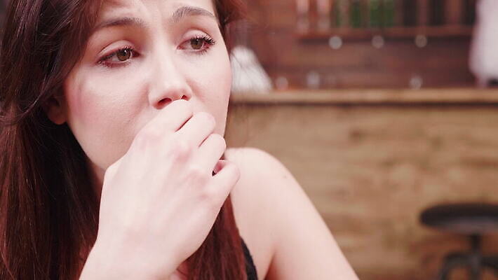 백인 여자 감정 얼굴 사람 고통 슬픔 흰색 표현 좌절 떨어짐 울음 속눈썹 눈물 불행 부정적 비극 우울증 적자 남용 4K MOV 해외동영상 클립영상 서양인 컬러 컨셉 표정 신체부위 질병 눈썹 동영상 파일형식