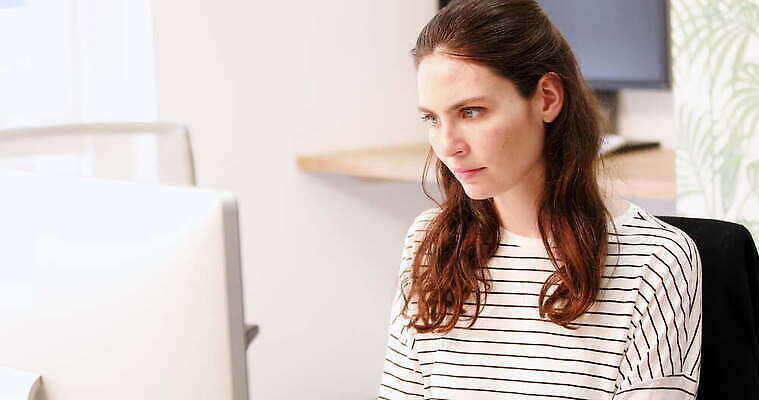 백인 긴머리 비즈니스 통신 영국 갈색머리 실내 한명 앉기 사무실 슬픔 작업 비즈니스우먼 연결 책상 고민 런던 바쁨 문제 소셜네트워크 심각 혼란 성인여자한명만 4K MOV 해외동영상 클립영상 서양인 1 헤어스타일 여자 감정 유럽 가구 컨셉 모션 사람 내부 직장인 동영상 여자한명만 성인여자만 파일형식