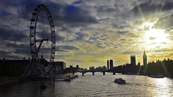 실루엣 유럽 하늘 영국 사람없음 건물 도시풍경 태양 일몰 도시 유람선 런던 대관람차 빅벤 랜드마크 MOV 해외동영상 클립영상 자연요소 건축물 나라 배_교통 촬영기법 풍경 노을 놀이기구 시계탑 동영상 파일형식