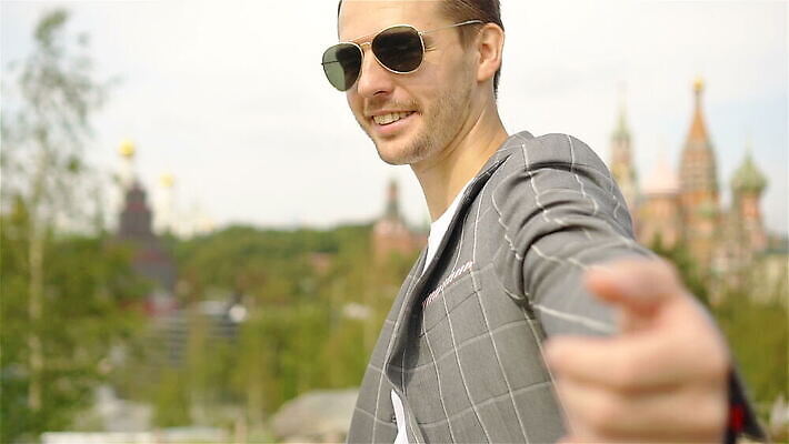 백인 학생 라이프스타일 행복 여행 비즈니스 건축양식 통신 휴가 노동자 한명 미소 사람 풍경 성인 야외 도시풍경 여행객 도시 업무 비즈니스맨 역사 차 모험가 경영자 정사각형 러시아 방문 타운 단절 랜드마크 모스크바 크렘린궁전 MOV 해외동영상 클립영상 도형 서양인 직업 1 남자 건축 감정 유럽 음료 표정 생활 궁전 작업 직장인 리더 동영상 크렘린 파일형식