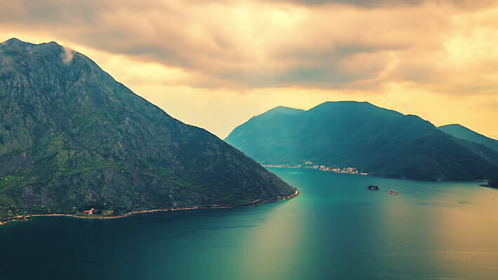 유럽 바다 자연 하늘 날씨 산 사람없음 야외 일몰 새벽 만 몬테네그로 발칸반도 4K MOV 해외동영상 클립영상 자연요소 나라 노을 생태계 동영상 파일형식