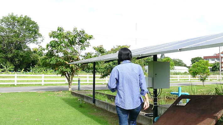 산업 과학 농업 비즈니스 자연 세포 한명 야외 초록색 파란색 빛 햇빛 태양 알약 농장 환경 모니터 힘 재활용 장비 발전기 에너지 관찰 판넬 기술자 엔지니어 농부 스마트 보고서 에코 태양에너지 감시 집열판 펌프 혁명 밭일 생태학 센서 수집가 공급 4K MOV 해외동영상 클립영상 자연요소 직업 1 교육 컬러 컨셉 모션 사람 컴퓨터 약 발전소 그린에너지 친환경 생태계 동영상 파일형식