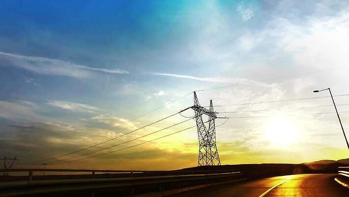 도로 사람없음 빛 태양 일몰 운전 철탑 4K MP4 해외동영상 클립영상 자연요소 길 교통시설 모션 노을 탑 동영상 파일형식