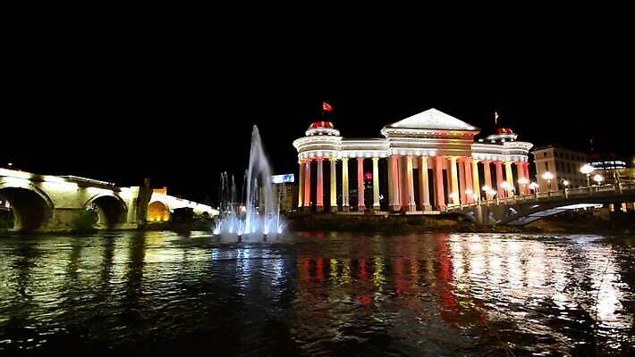 유럽 건축양식 사람없음 야외 건물 강 도시풍경 도시 도심 야간 분수 박물관 랜드마크 마케도니아 MOV 해외동영상 클립영상 자연요소 건축물 건축 나라 풍경 동영상 파일형식 남유럽