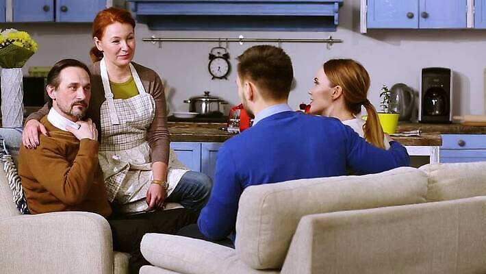 라이프스타일 커플 옷 행복 얼굴 가족 관계 엄마 아파트 함께함 실내 따뜻함 미소 웃음 여러명 성인 내부 모임 아빠 플랫 흔들림 방문 약혼 세대 MP4 해외동영상 클립영상 감정 다수 결혼 컨셉 모션 주택 표정 사람 생활 신체부위 약속 동영상 파일형식