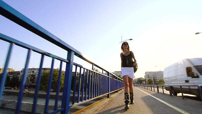 모델 1 라이프스타일 여자 도로 신발 발 거리 부츠 건강 한명 사람 성인 야외 강 치마 태양 섹시 걷기 맑음 산책 시골 도시 화려 우아함 날씬함 타운 단계 다뉴브강 세르비아 양발 혼자 4K MOV 해외동영상 클립영상 자연요소 길 컨셉 교통시설 모션 하의 날씨 휴식 생활 신체부위 몸매 동영상 파일형식