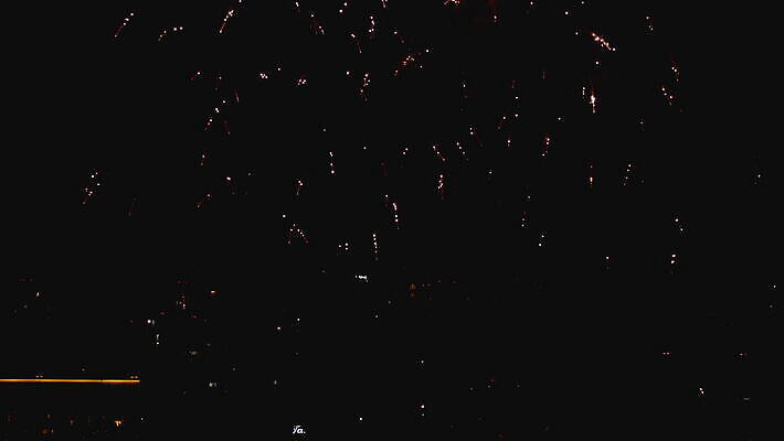 기념일 여행 백그라운드 하늘 불 휴가 불꽃 기념 폭죽 불꽃놀이 이벤트 사람없음 빨간색 물 빛 강 컬러풀 파티 축제 기쁨 축하 도시 야간 저녁 쇼 경례 스카이라인 광 크리스마스이브 4K MOV 해외동영상 클립영상 자연요소 감정 컬러 컨셉 크리스마스 놀이 인사 밤 동영상 파일형식