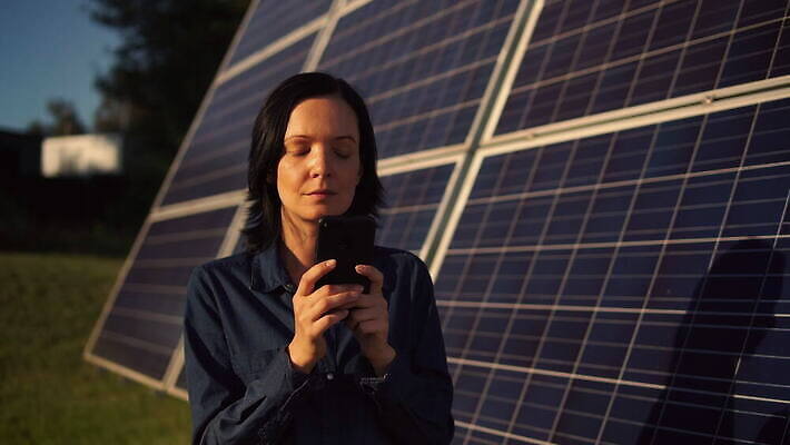 백인 행복 과학 밭 자연 노동자 세포 한명 미소 웃음 스마트폰 핸드폰 햇빛 태양 힘 에너지 정보 광선 시골 타이핑 판넬 계산 제조 연구원 배열 전화기 과학자 태양에너지 시스템 방법 베터리 생태학 설치 용량 셀룰러 4K MOV 해외동영상 클립영상 자연요소 서양인 직업 1 교육 감정 농업 표정 사람 전자제품 스마트기기 그린에너지 생태계 동영상 학자 파일형식