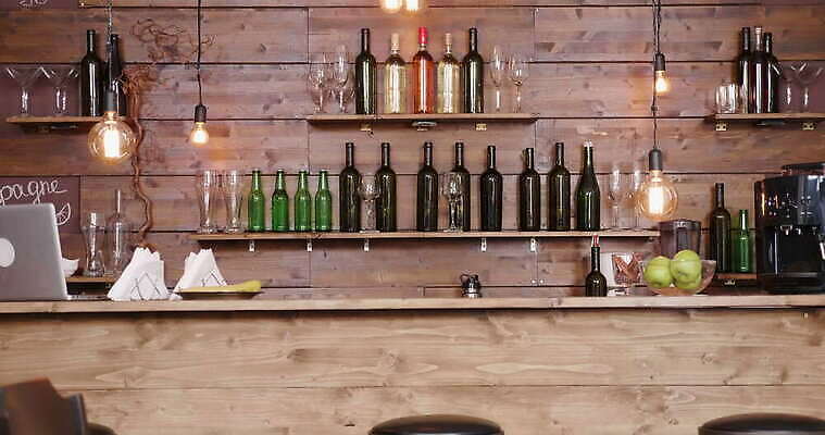 술병 실내 사람없음 목재 식당 바 비어있는 4K MOV 해외동영상 클립영상 나무 재료 병_용기 주류 내부 상점 동영상 파일형식