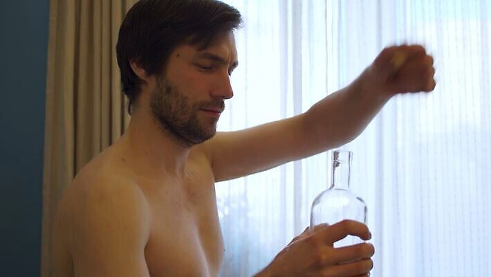 백인 남자 감정 반바지 스트레스 주택 주류 실내 한명 미소 내부 파티 기쁨 방 마시기 알코올 좌절 만취 문제 중독 습관 알코올중독 벌거벗은 소셜 숙취 위스키 이슈 남용 4K MP4 해외동영상 클립영상 서양인 1 음료 컨셉 바지 모션 표정 사람 이벤트 건물 동영상 술취함 파일형식