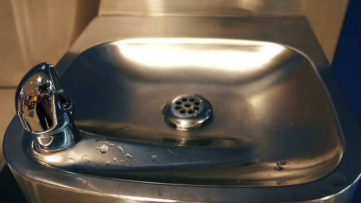 캐나다 사람없음 내부 물 빛 반사 금속 개울 닫기 싱크대 분수 토론토 철강 4K MOV 해외동영상 클립영상 자연요소 북아메리카 모션 재질 강 개수대 동영상 파일형식