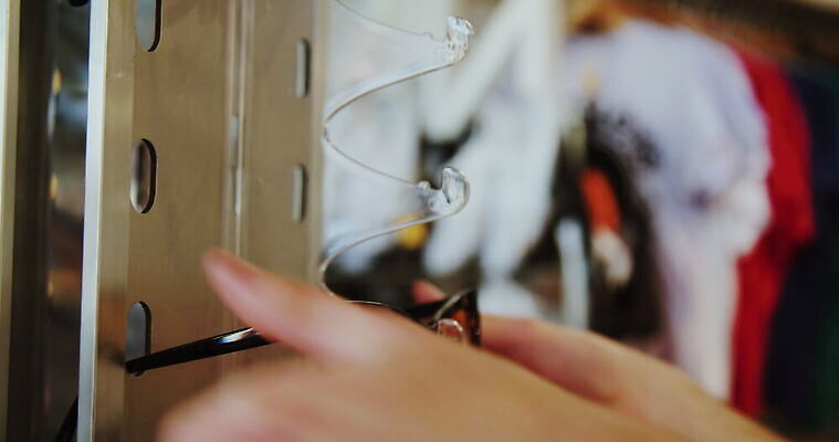 백인 라이프스타일 남자 안경 청소년 잉글랜드 실내 한명 10대 캐주얼 쇼핑 선글라스 유행 상점 수확 작업 변화 요크셔테리어 고객 소매 구식 성인남자만 4K MOV 해외동영상 클립영상 서양인 1 잡화 옷 컨셉 농업 영국 사람 내부 생활 테리어 동영상 남자만 성인만 파일형식