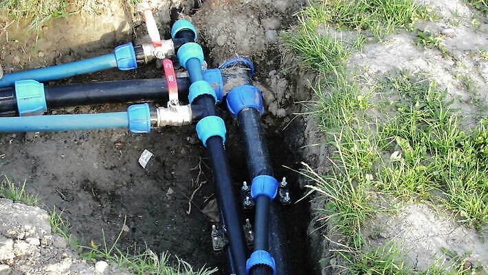 공공시설 선 모래 숙이기 사람없음 물 경제 달리기 검은색 흐름 수리 쓰레기 연결 플라스틱 서비스 지역 시스템 튜브 유지 배수구 개선 땅바닥 땅파기 배관공 업그레이드 파이프라인 공급 MOV 해외동영상 클립영상 자연요소 컬러 포즈 컨셉 모션 재질 바닥 시설 파이프_관 동영상 파일형식