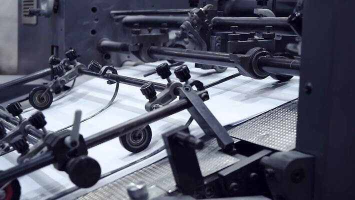 산업 종이 비즈니스 텍스트 통신 공장 모션 커뮤니케이션 잉크 흑백 타이포그라피 사람없음 책 쌓기 금속 기계 재활용 장비 업무 신문 제조 잡지 인쇄 자르기 문서 상업 언론 공학 방법 자동화 출판 컨베어밸트 4K MOV 해외동영상 클립영상 문자 교육 공업 재질 촬영기법 간행물 작업 뉴스 친환경 동영상 파일형식